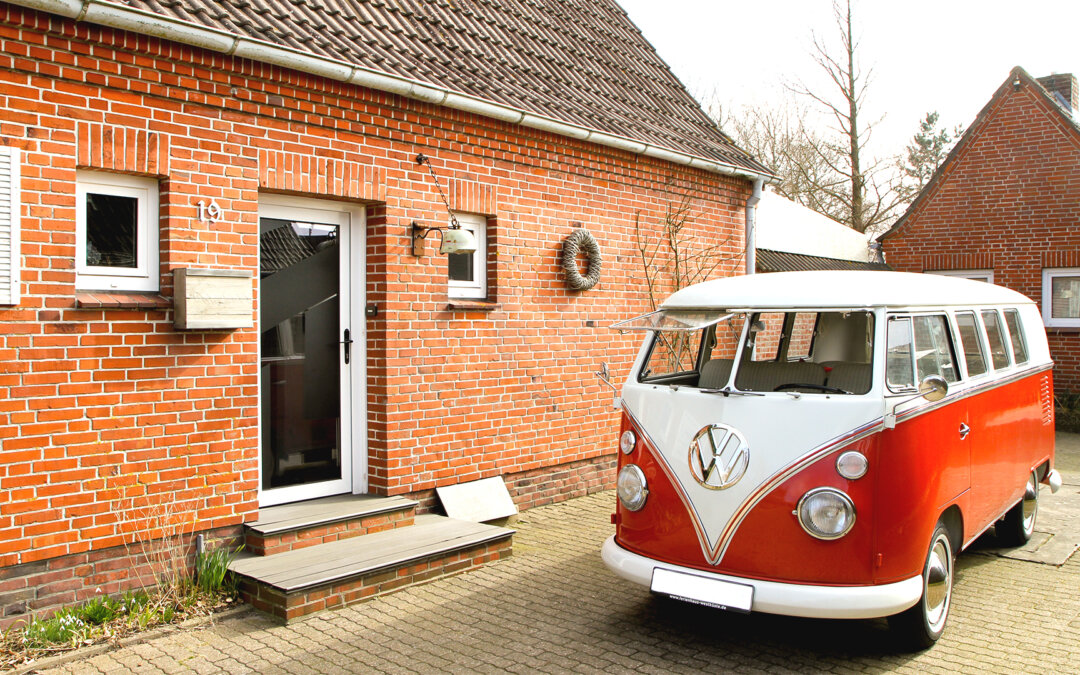 Ferienhaus mit altem VW-Bus