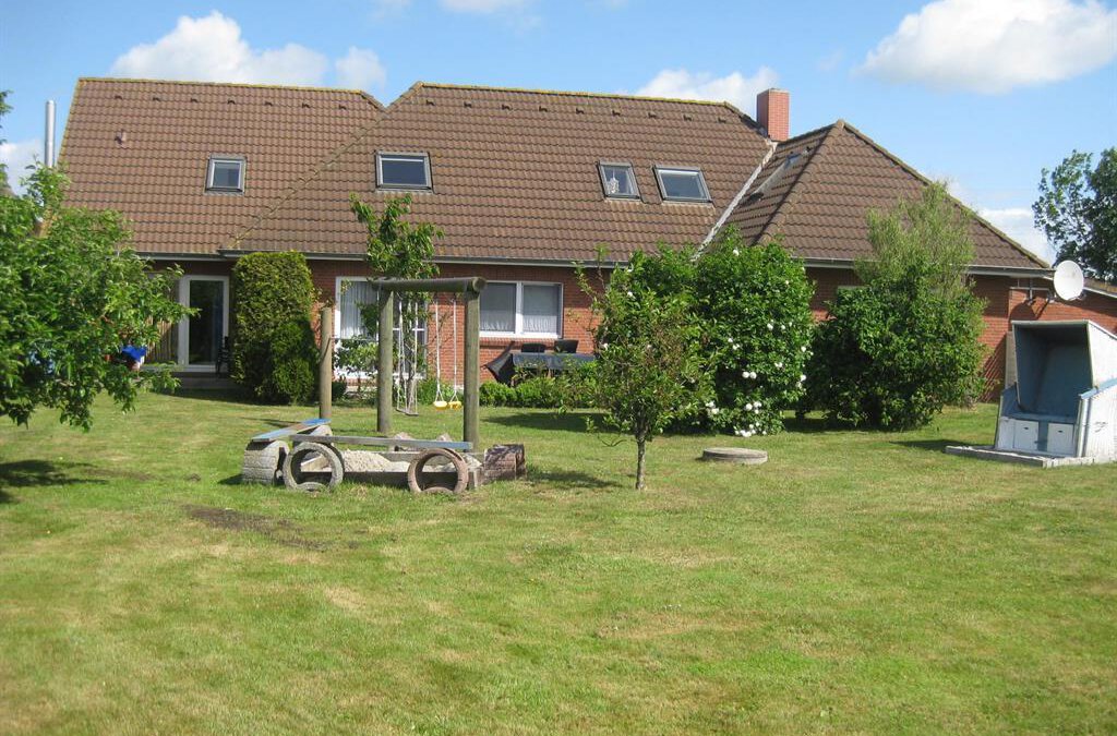 Ferienhaus mit Garten und Spielgeräten