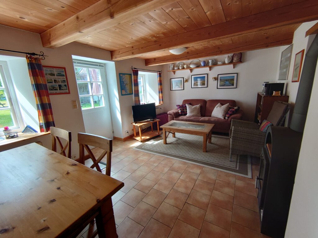 Wohnzimmer mit Tisch und Couch