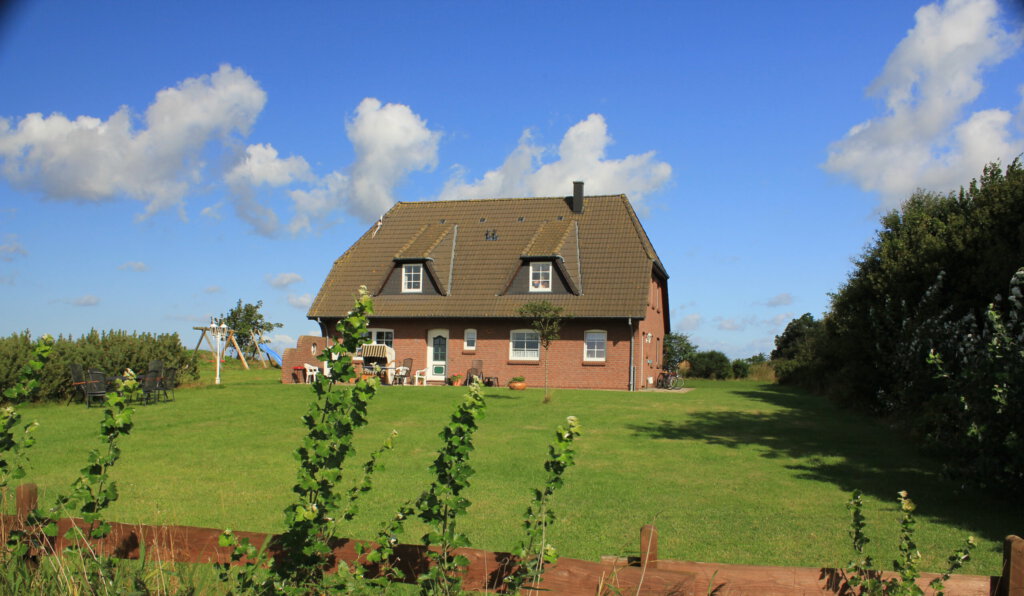 Reetdachhaus auf einer Warft