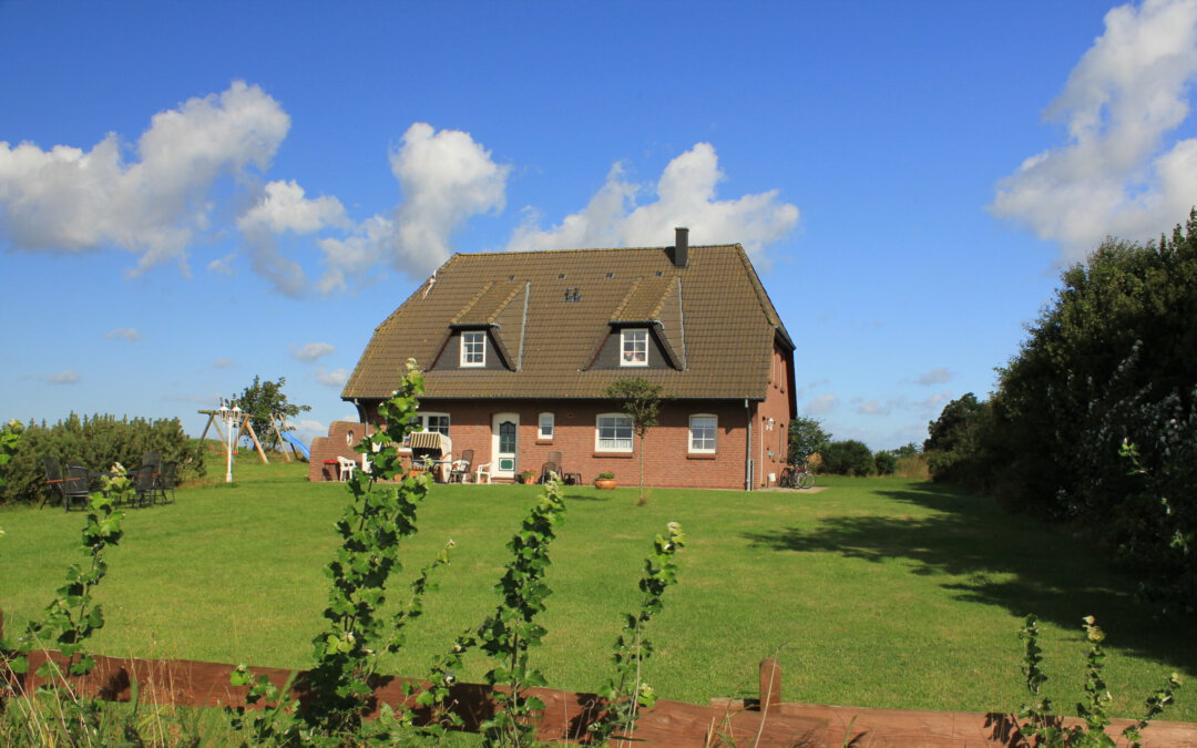 Reetdachhaus auf einer Warft