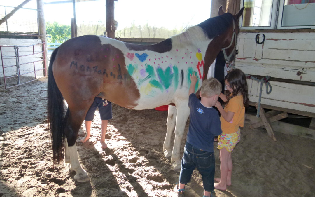 Kinder malen ein Pferd an