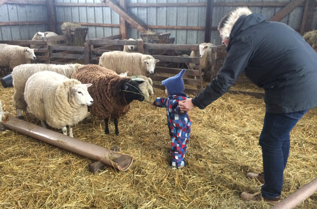 Frau und Kind im Schafstall
