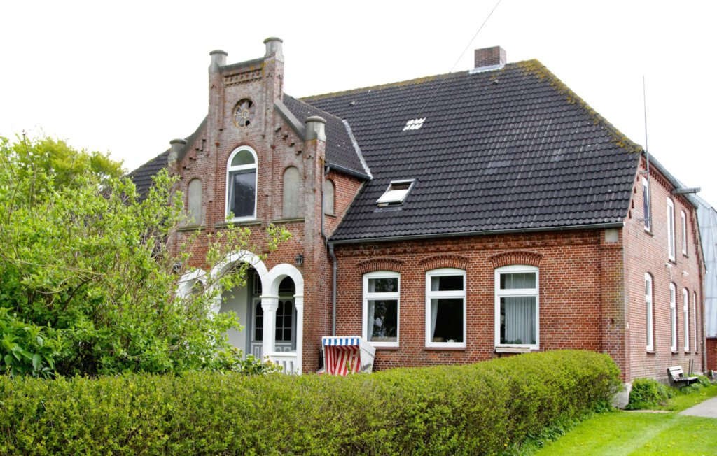 altes Backsteingebäude mit Türbogen