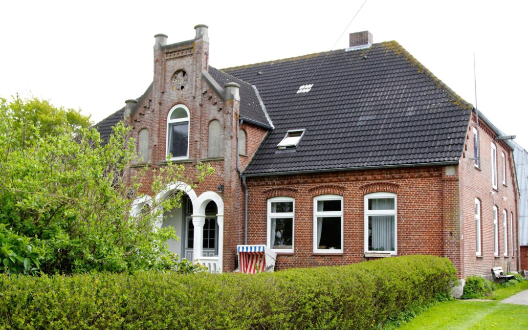 altes Backsteingebäude mit Türbogen