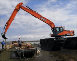 Schwimmbager neben Schute