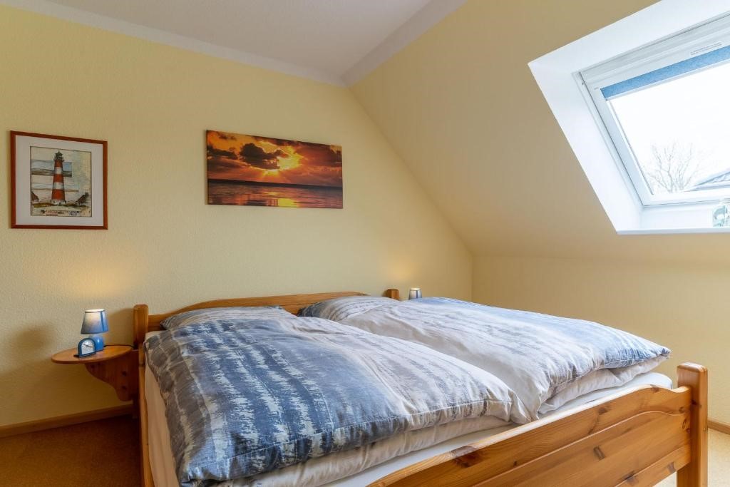 Schlafzimmer mit Doppelbett