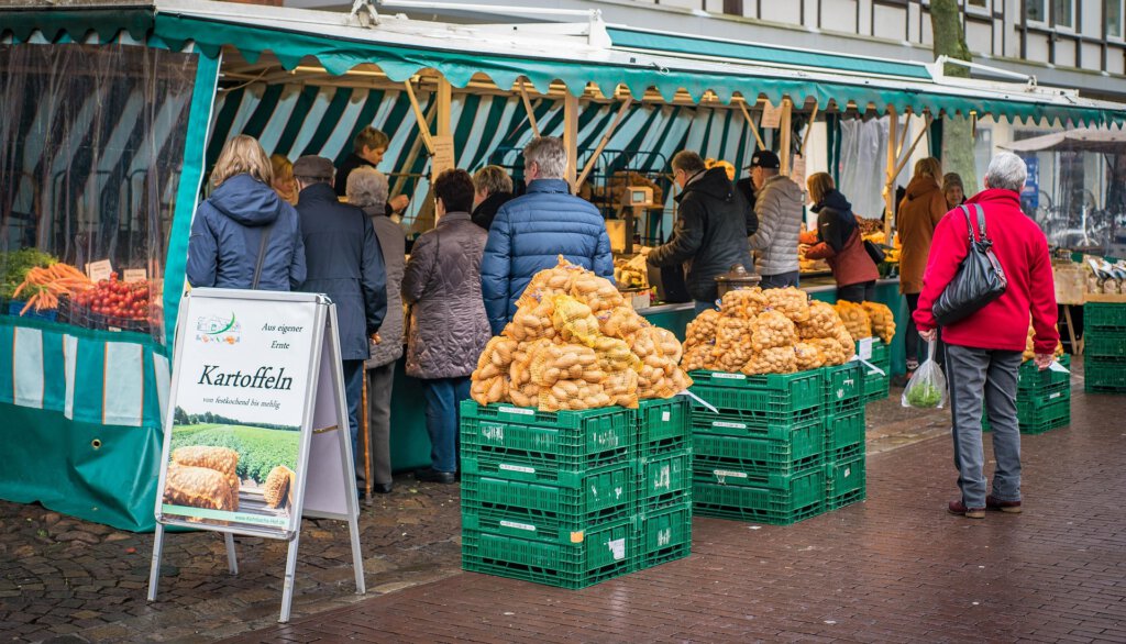 Stand auf dem Wochenmarkt mit Personen