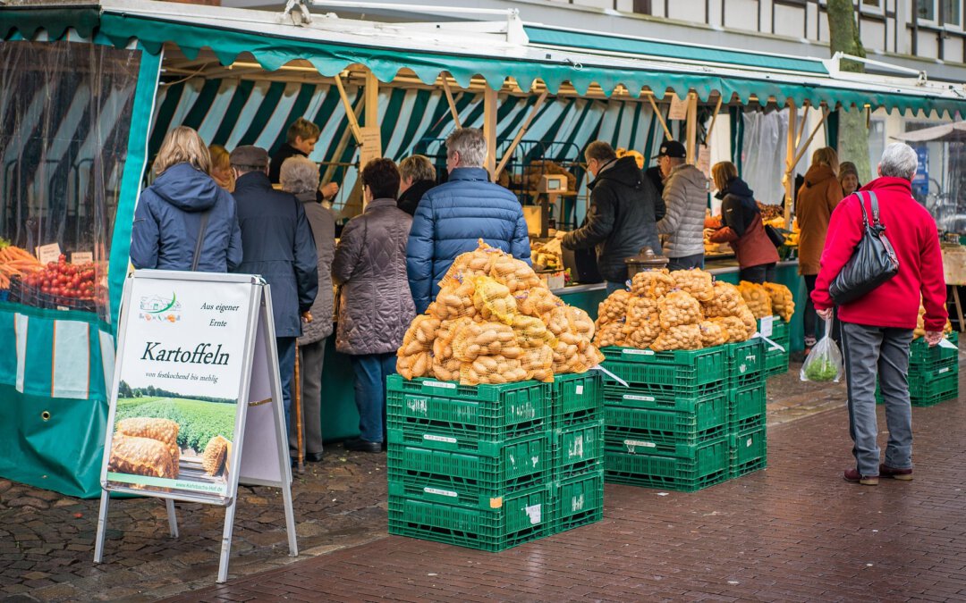 Stand auf dem Wochenmarkt mit Personen