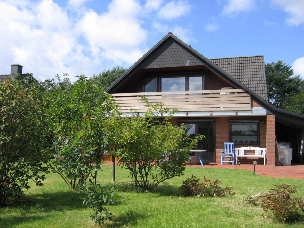 Rückseite Ferienhaus mit Garten