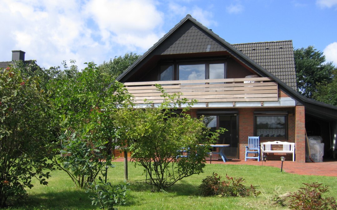Rückseite Ferienhaus mit Garten