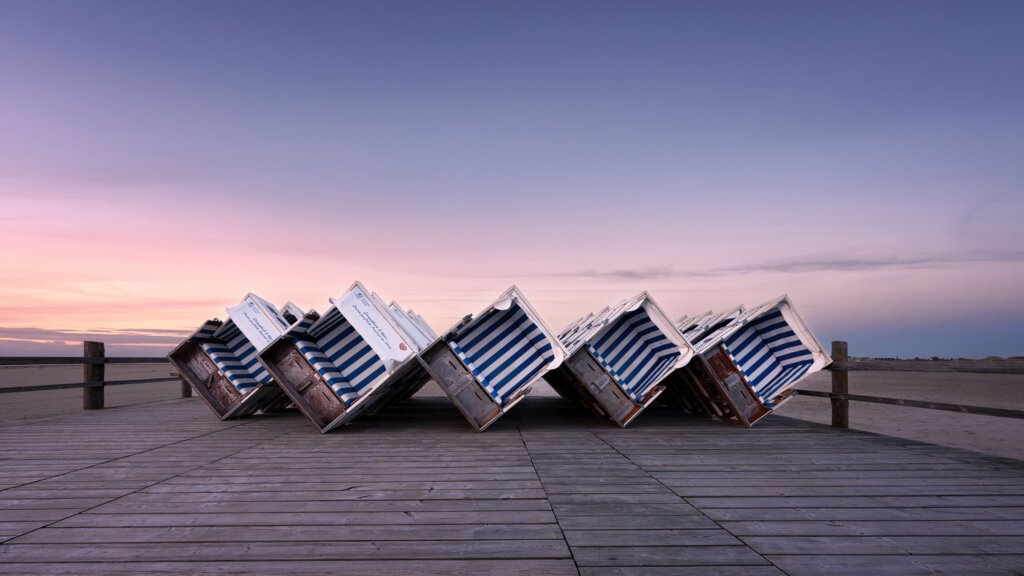 Strandkörbe auf einer Plattform Strandkörbe auf einer Plattform