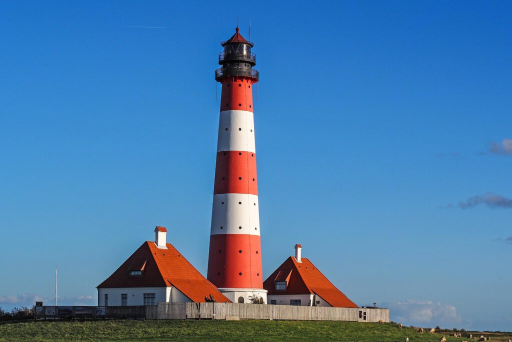 Westerhever Leuchtturm mit zwei Nebengebäuden