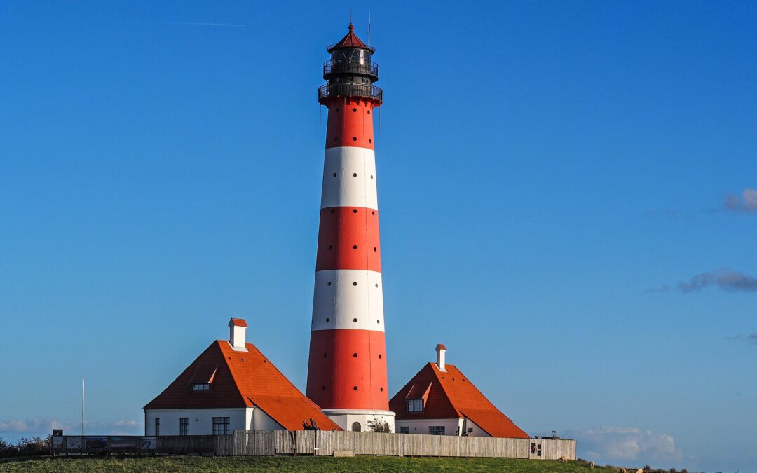 Westerhever Leuchtturm mit zwei Nebengebäuden