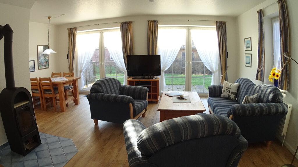 Wohnzimmer mit 2 Sesseln und grossen Fenstern