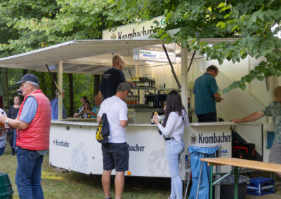 Getränkewagen mit Gästen