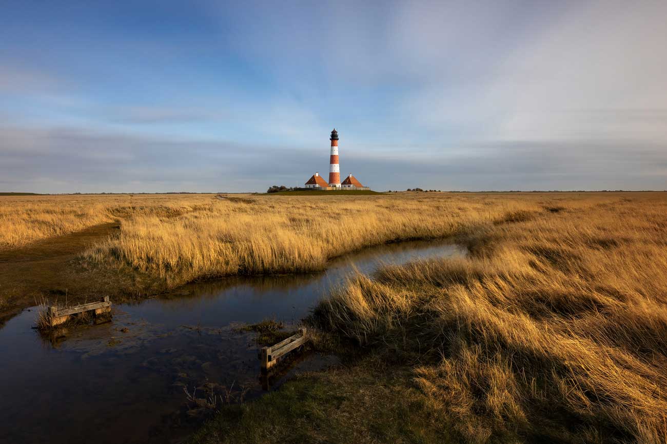 Umgebung-1 Westerhever Leuchtturm mit zwei Nebengebäuden