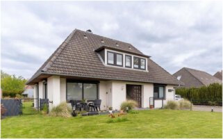 Einfamilienhaus hinter einer Wiese